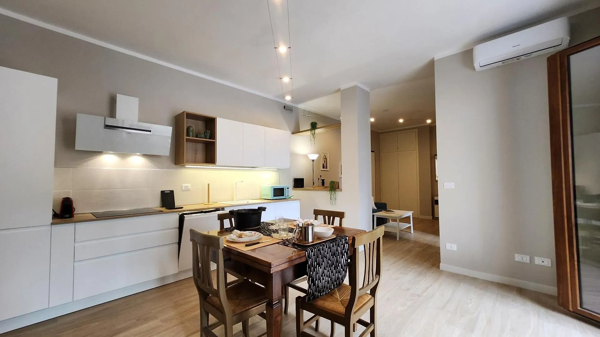 Ferienwohnung 200M From The Sea, New Flat With Ac And Wifi Loano 0*,  Italien